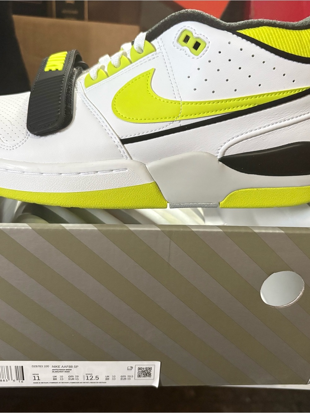 Nike Kids White & Neon Yellow Low-Top Sneaker